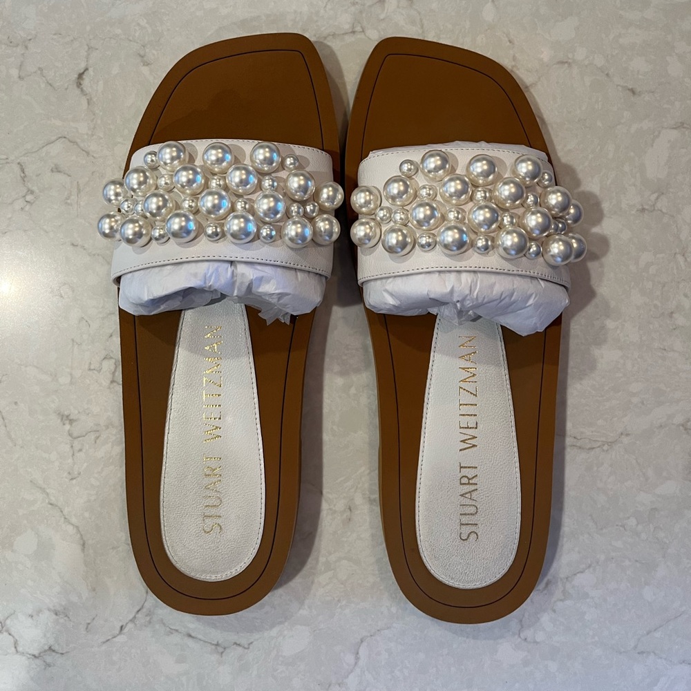 Stuart Weizmann Goldie slide with pearl detail as 8.5